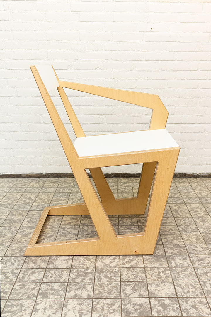 Geometrische multiplex designstoel met witte details