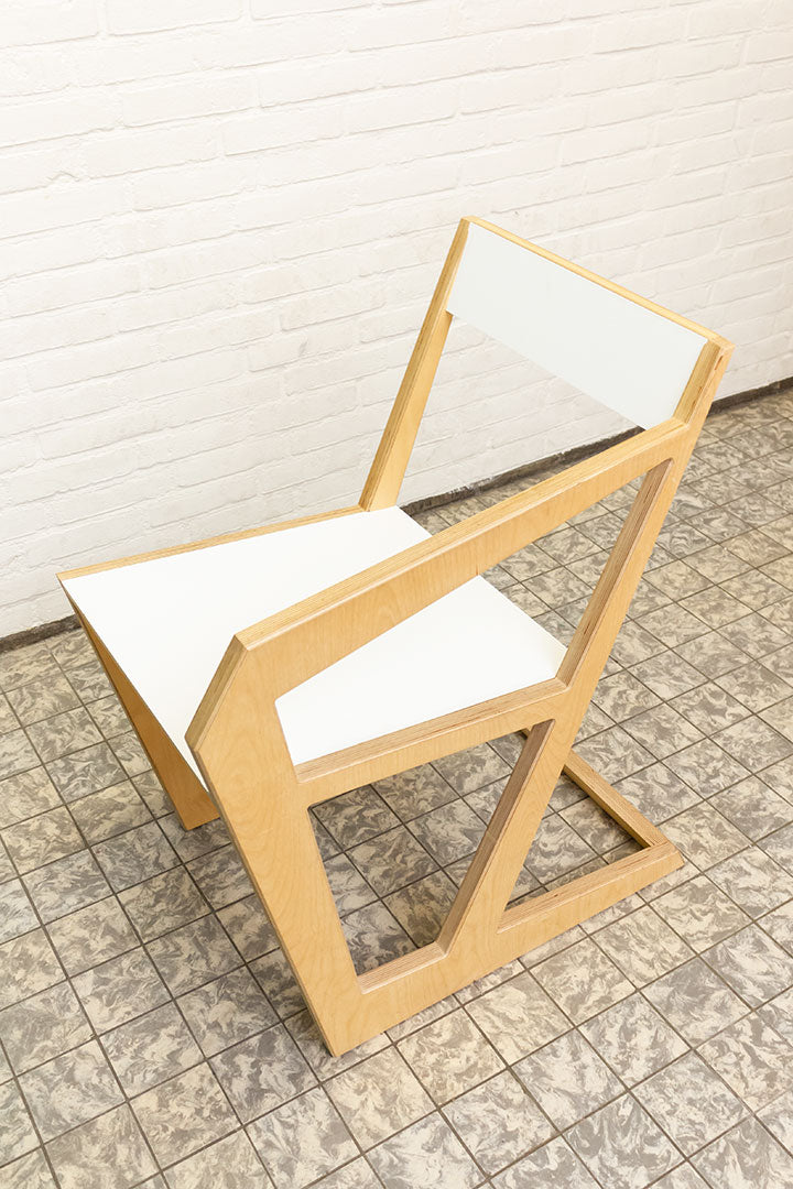 Geometrische multiplex designstoel met witte details