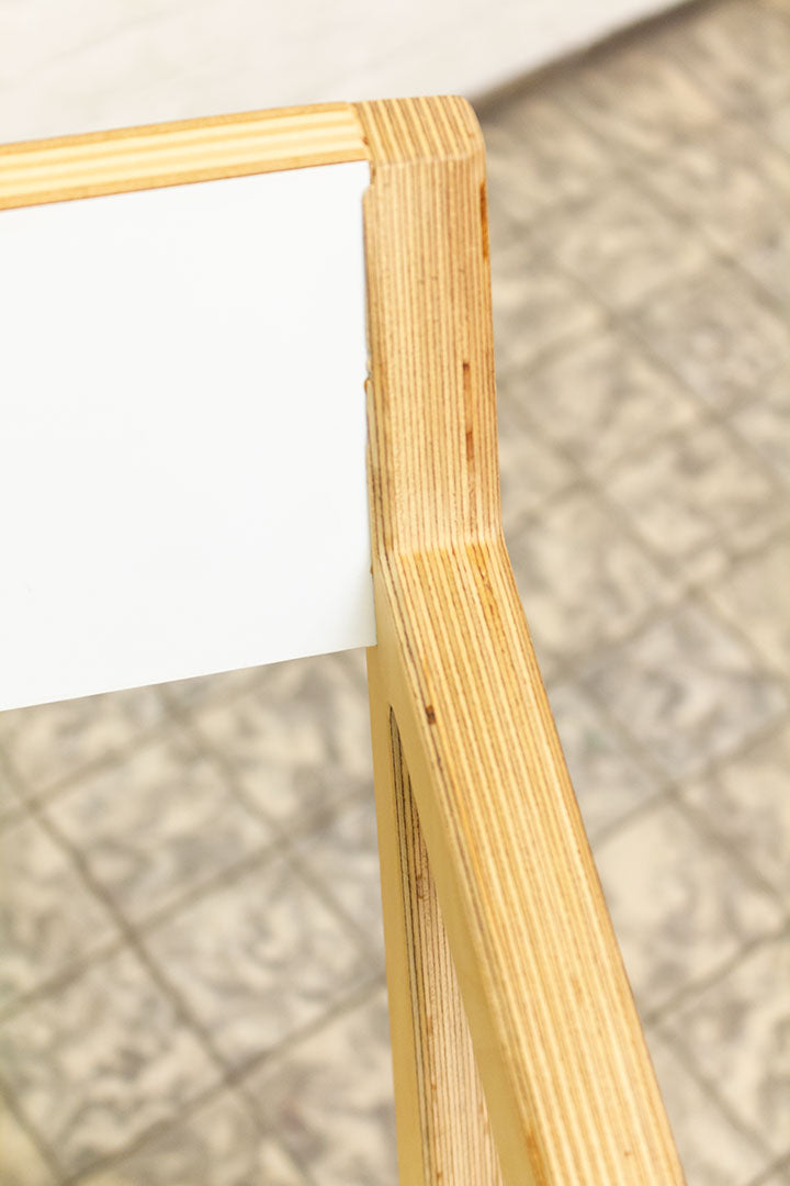 Geometrische multiplex designstoel met witte details