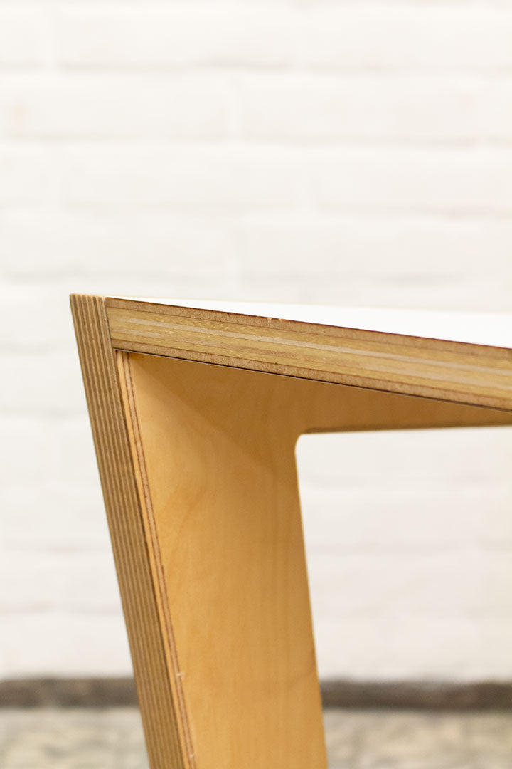Geometrische multiplex designstoel met witte details