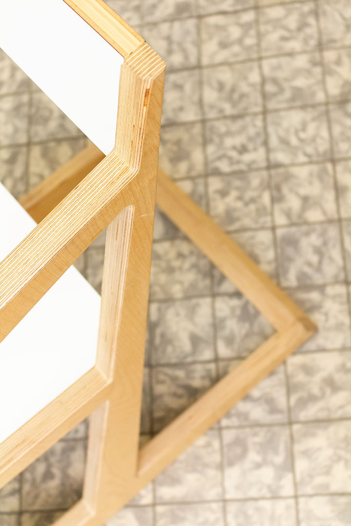 Geometrische multiplex designstoel met witte details