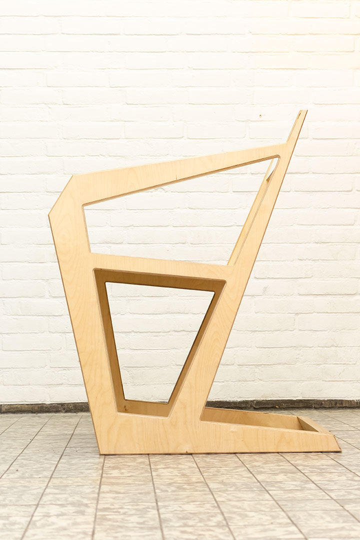Geometrische multiplex designstoel met witte details