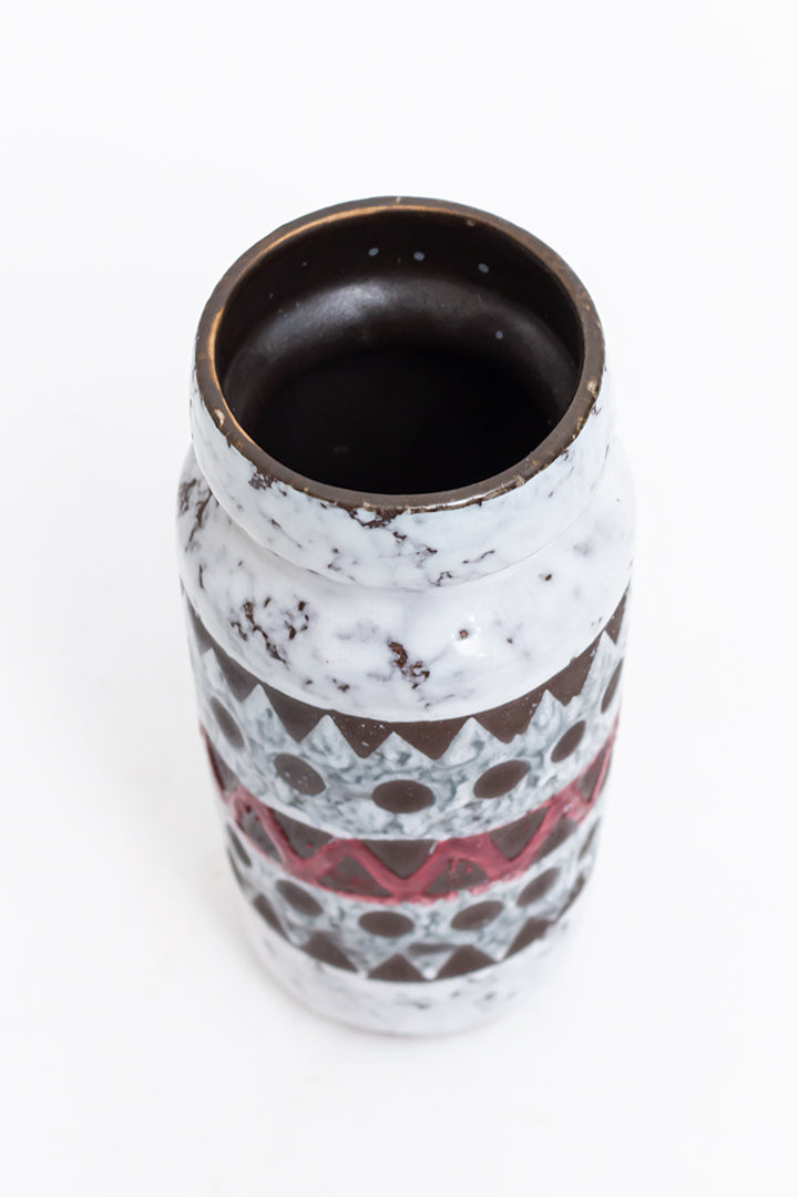 Strehla vaas vintage met wit fat lava glazuur en zigzag patroon