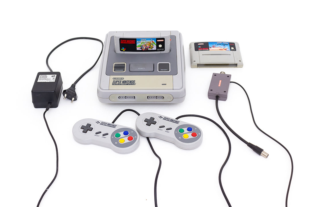 Super Nintendo SNES 1992 vintage Mario Kart en Road Runner 2 controllers coax aansluiting originele adapter