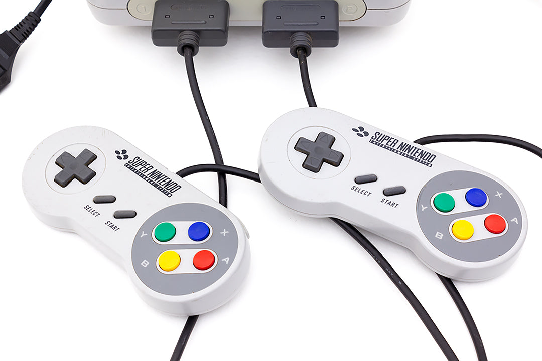 Super Nintendo SNES 1992 vintage Mario Kart en Road Runner 2 controllers coax aansluiting originele adapter