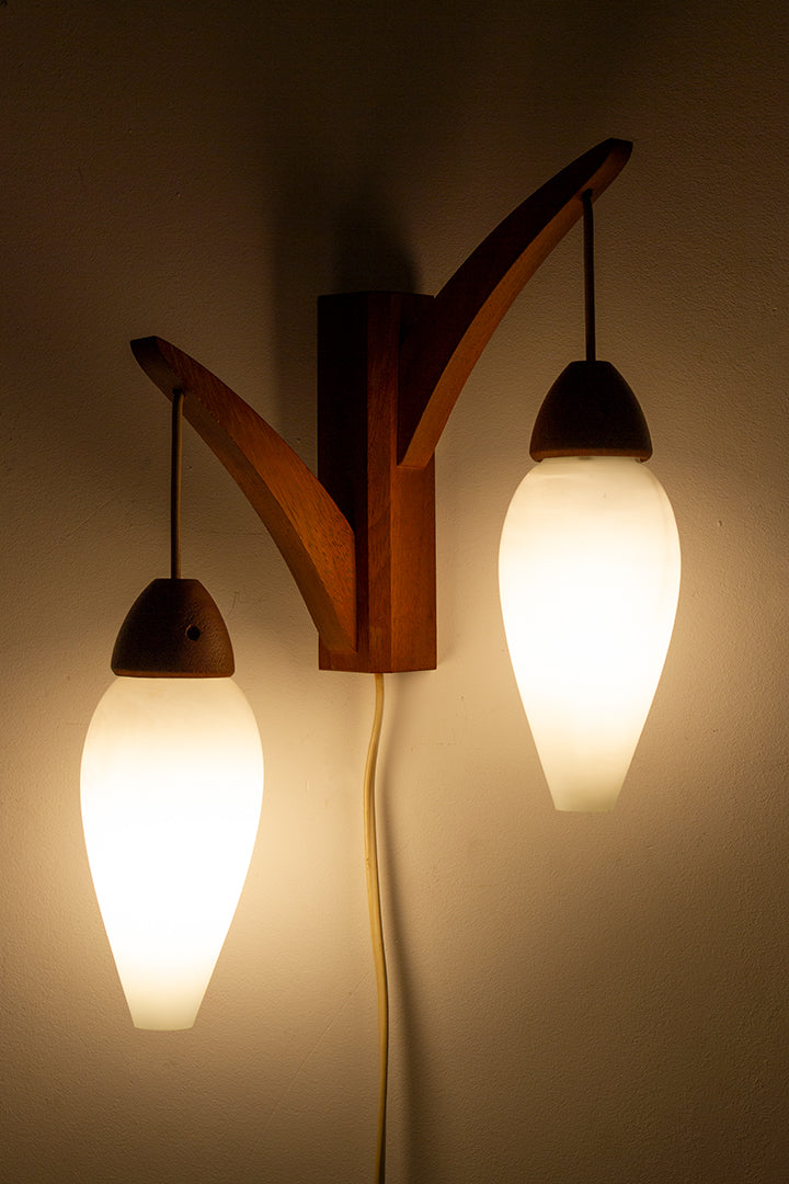 Teakhouten Deense wandlamp met twee druppelvormige lampenkappen van melkglas