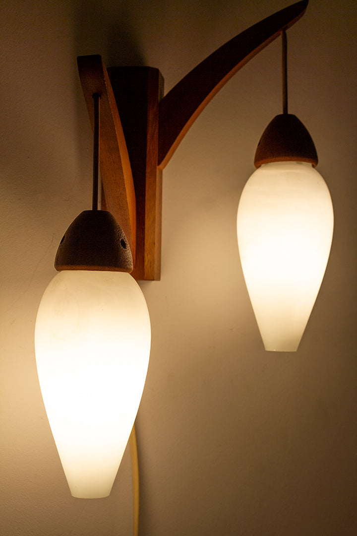 Teakhouten Deense wandlamp met twee druppelvormige lampenkappen van melkglas