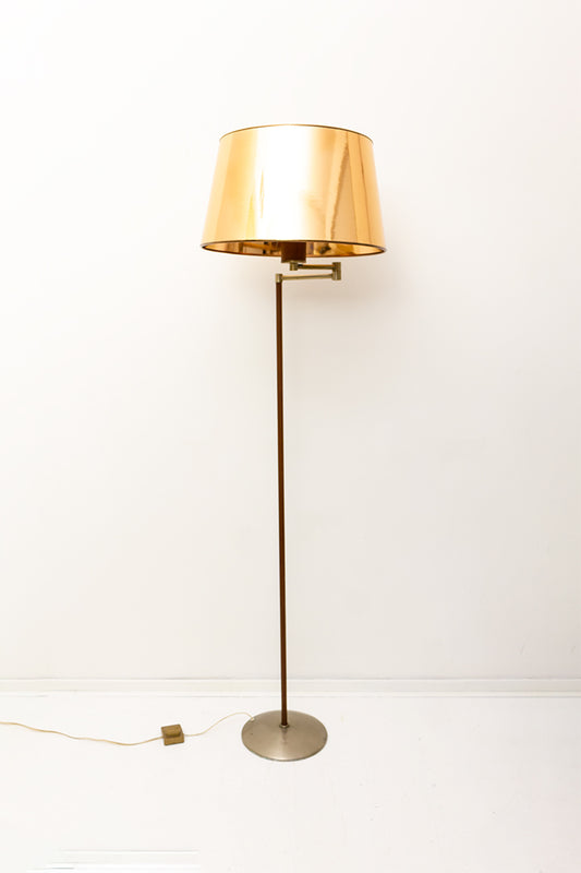 Teakhouten staande vloerlamp met draaibare arm en koperkleurige lampenkap