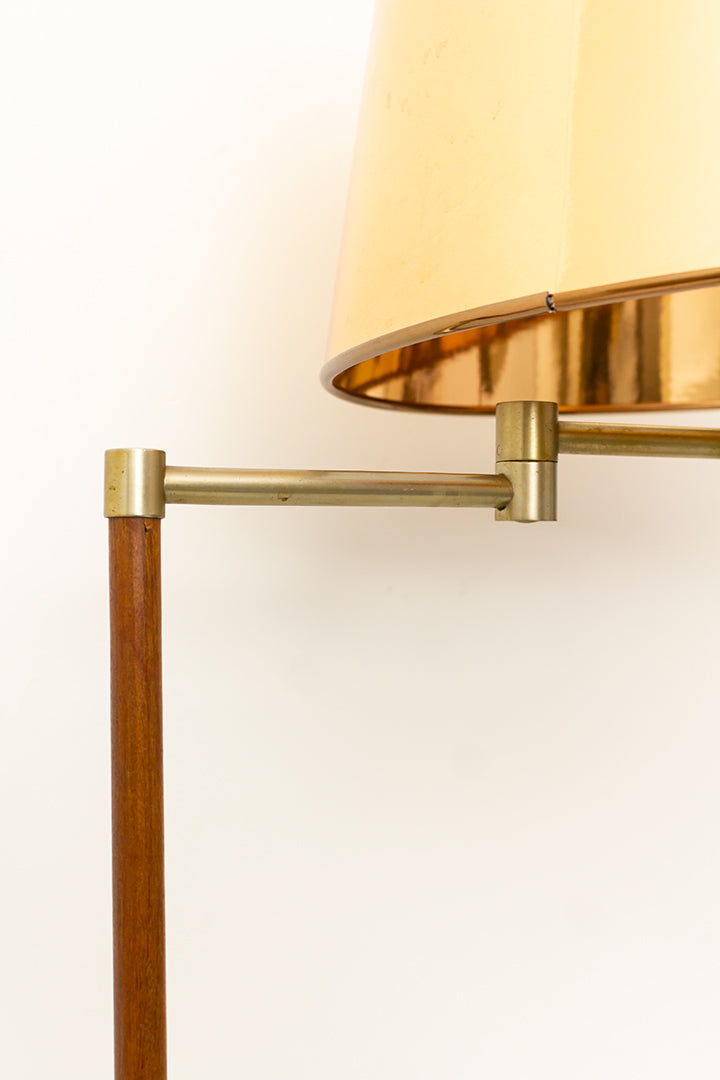 Teakhouten staande vloerlamp met draaibare arm en koperkleurige lampenkap
