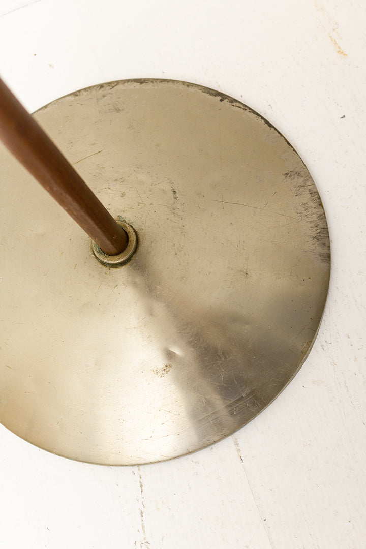 Teakhouten staande vloerlamp met draaibare arm en koperkleurige lampenkap