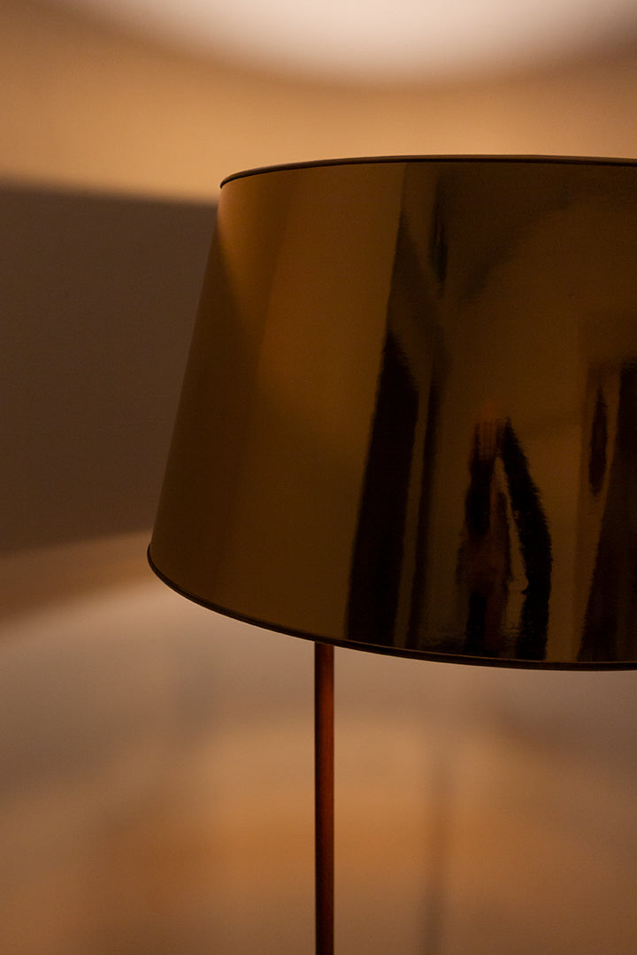 Teakhouten staande vloerlamp met draaibare arm en koperkleurige lampenkap