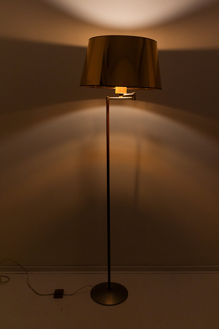 Teakhouten staande vloerlamp met draaibare arm en koperkleurige lampenkap