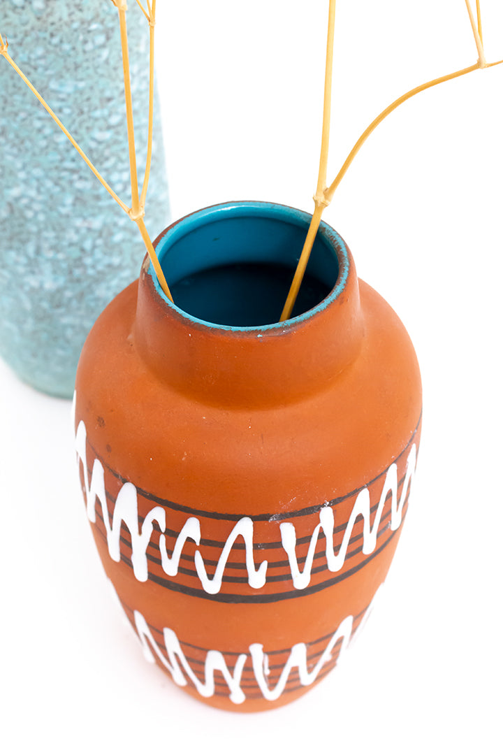 Terracotta vaas Scheurich met zigzag patroon en petrol binnenzijde