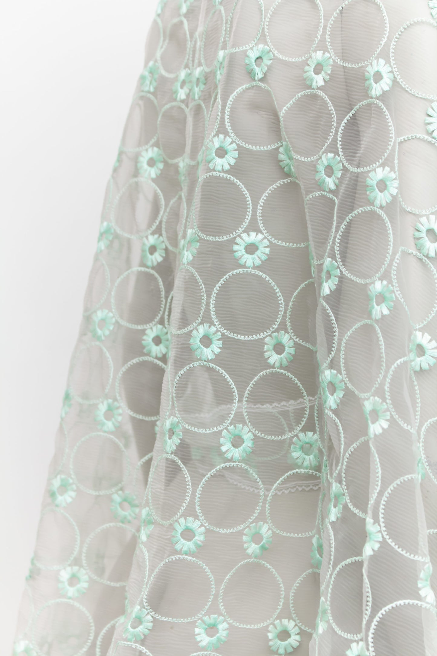 Vintage kanten top / capeje met mintgroene borduursels van bloemen en cirkels