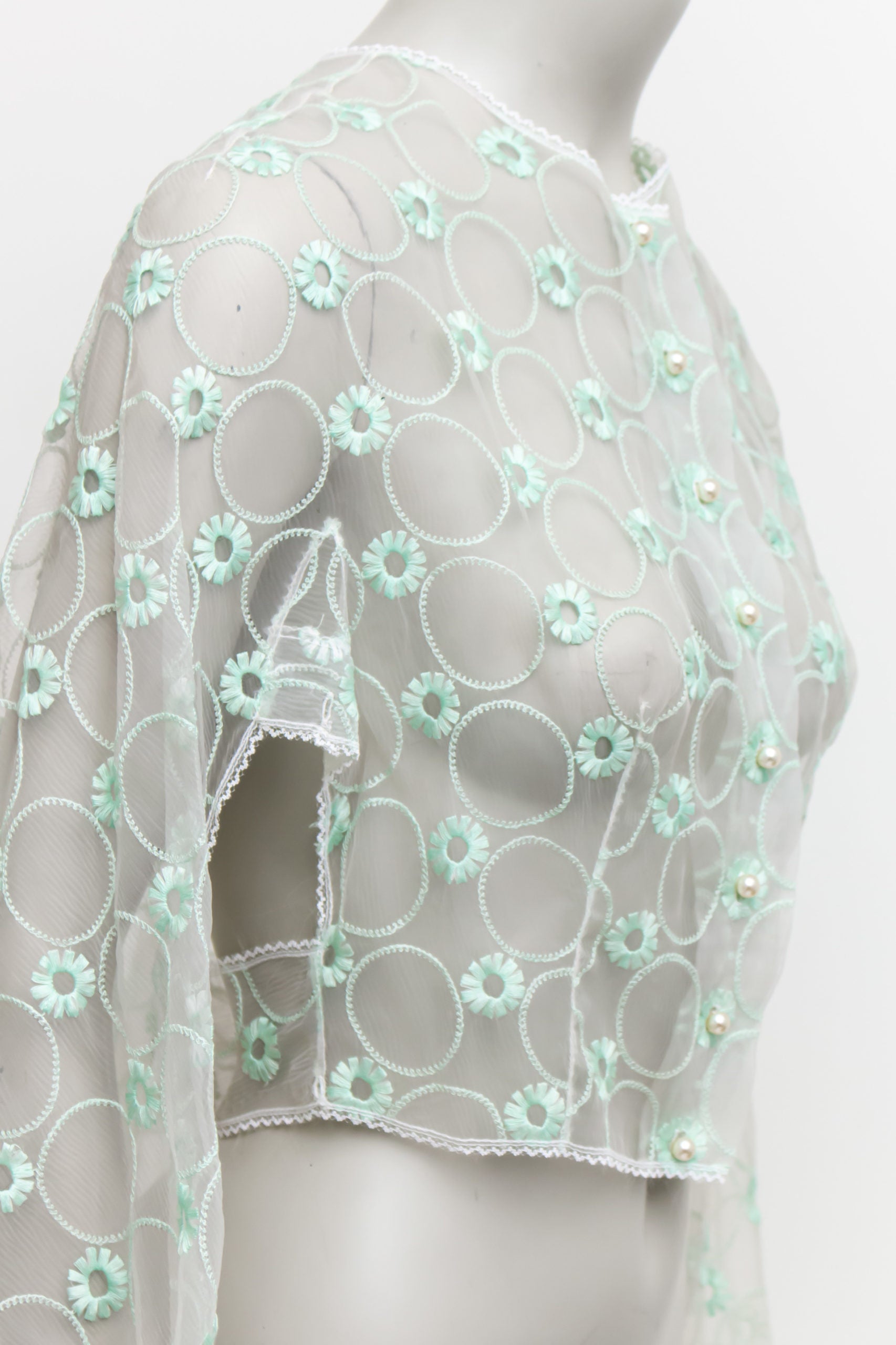 Vintage kanten top / capeje met mintgroene borduursels van bloemen en cirkels