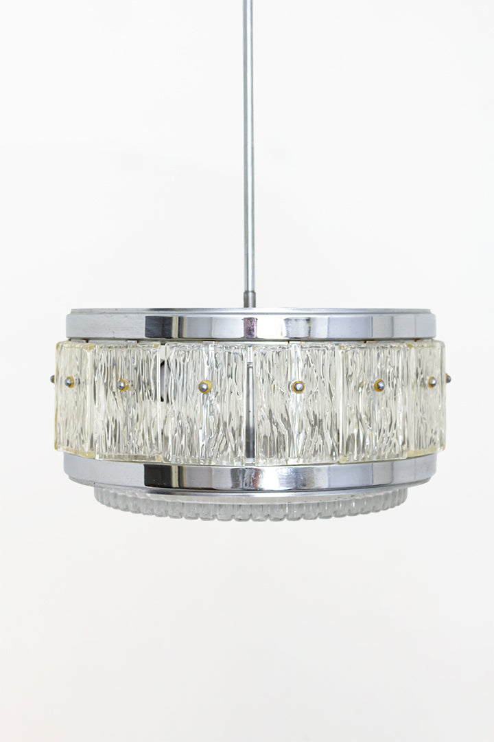Verchroomde hanglamp met kristallen glasplaten jaren 60