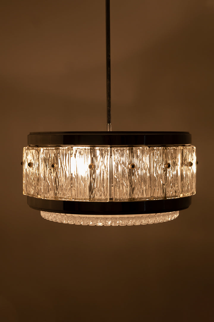 Verchroomde hanglamp met kristallen glasplaten jaren 60