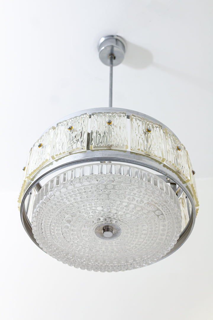 Verchroomde hanglamp met kristallen glasplaten jaren 60