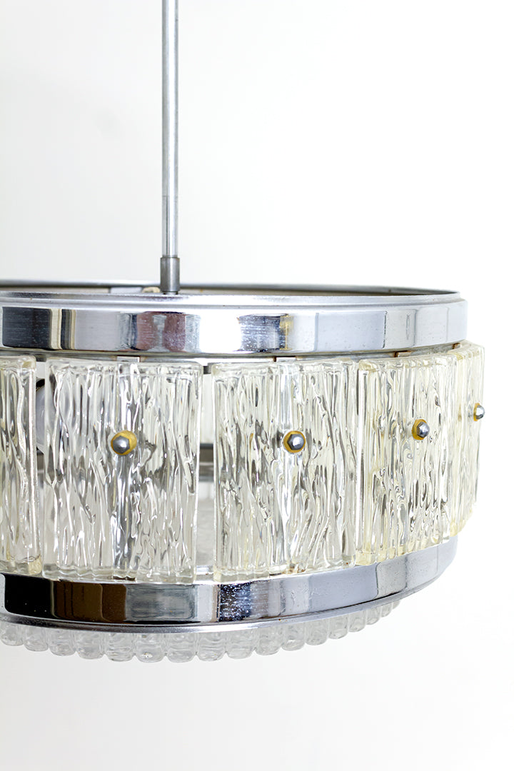 Verchroomde hanglamp met kristallen glasplaten jaren 60