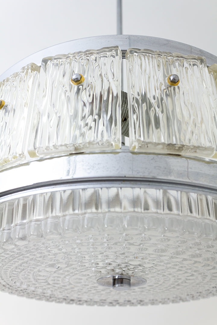 Verchroomde hanglamp met kristallen glasplaten jaren 60