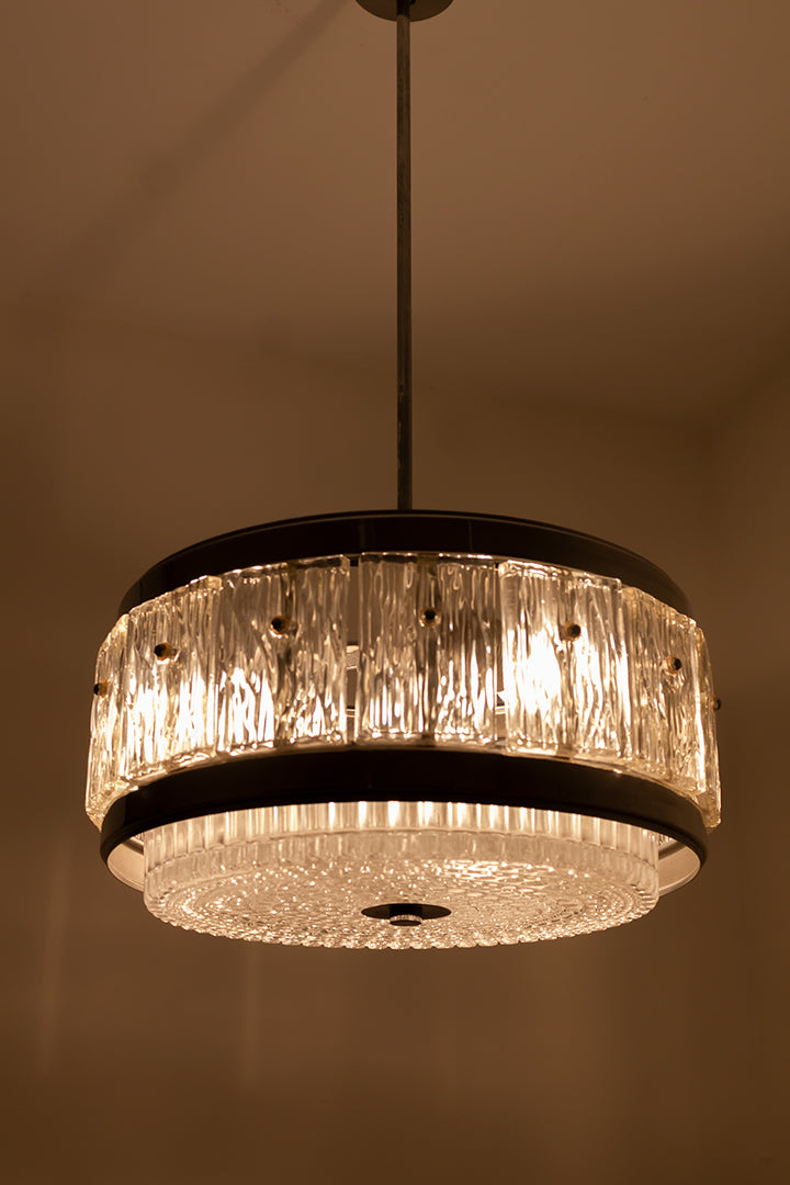 Verchroomde hanglamp met kristallen glasplaten jaren 60