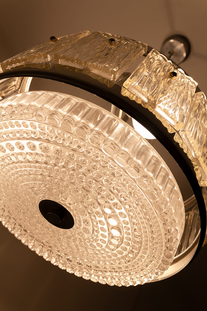 Verchroomde hanglamp met kristallen glasplaten jaren 60