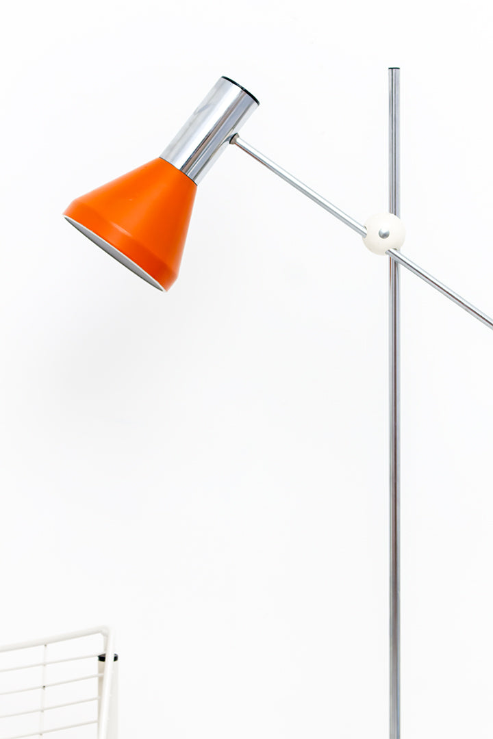 Verchroomde jaren 60 vloerlamp met oranje kap en voet