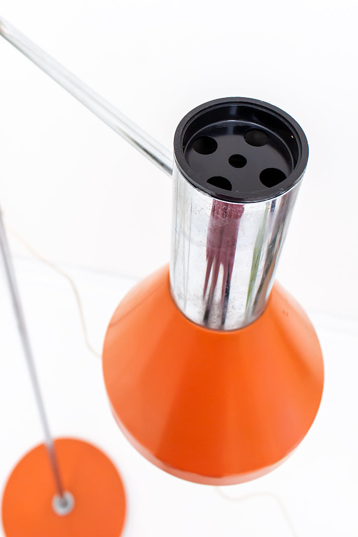 Verchroomde jaren 60 vloerlamp met oranje kap en voet