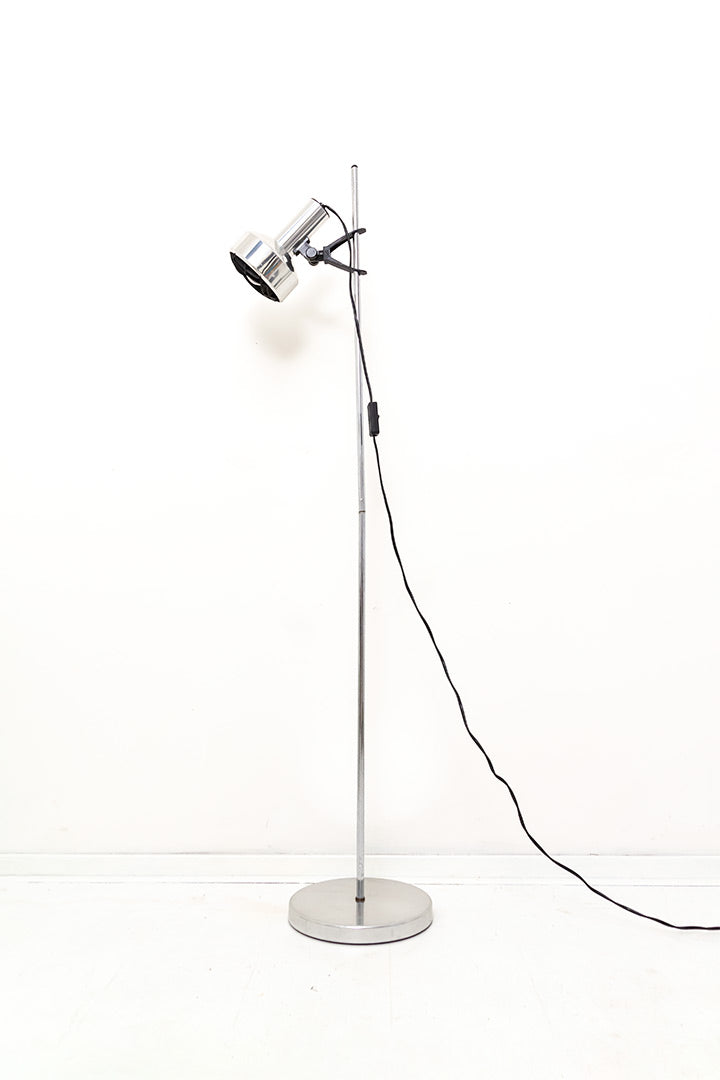 Verchroomde staande lamp met zwart raster in de spot