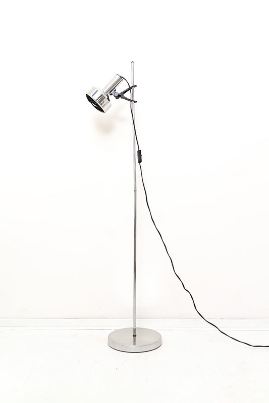Verchroomde staande lamp met zwart raster in de spot
