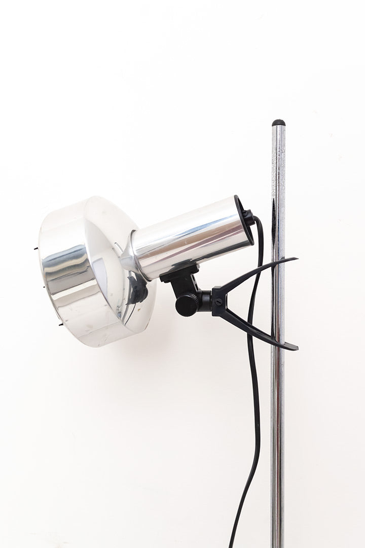 Verchroomde staande lamp met zwart raster in de spot 