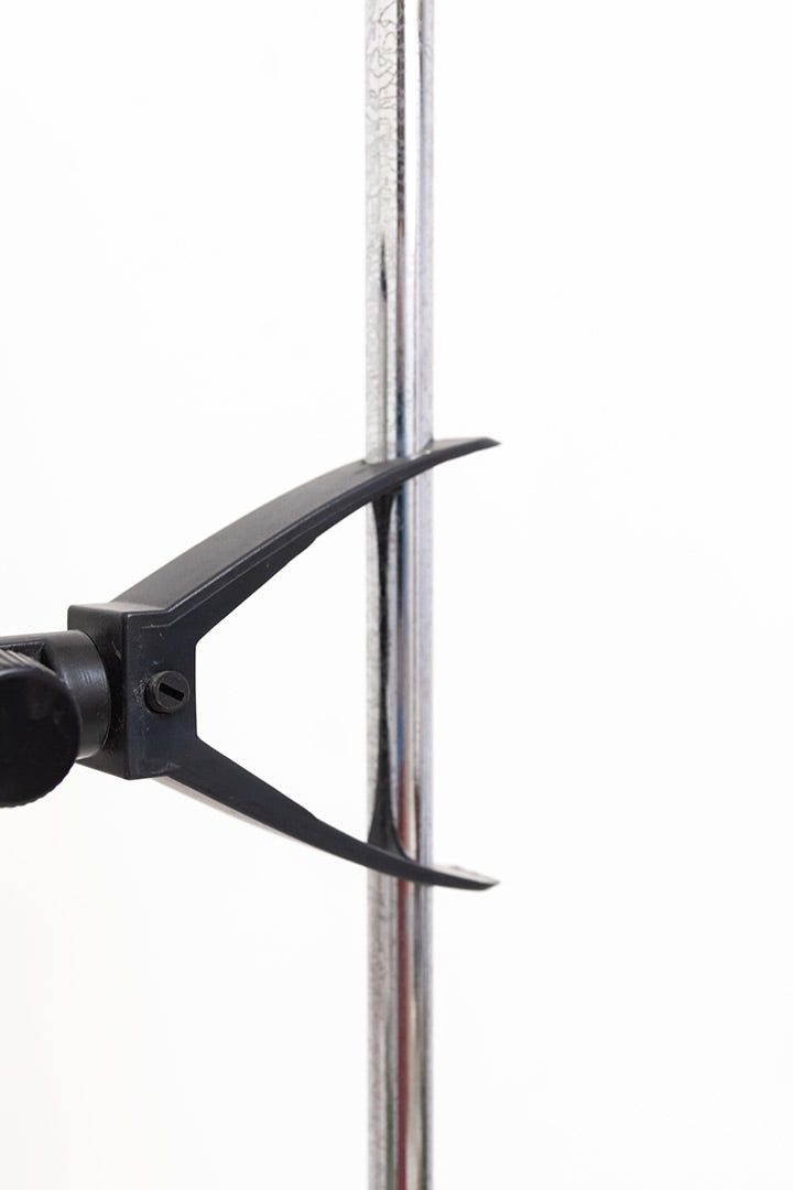Verchroomde staande lamp met zwart raster in de spot 