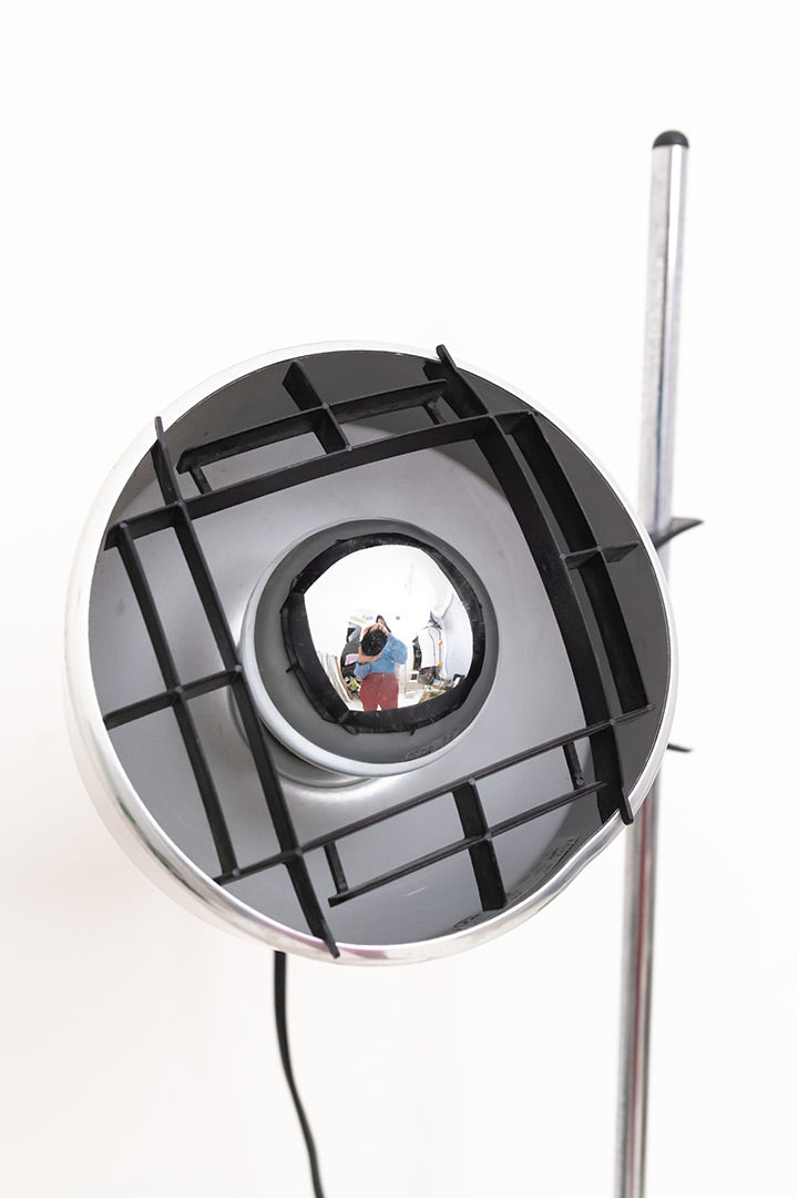 Verchroomde staande lamp met zwart raster in de spot 