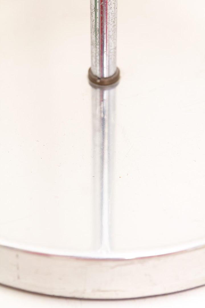 Verchroomde staande lamp met zwart raster in de spot 