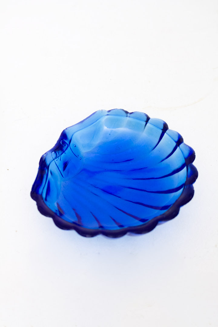 Verzilverde schelp botervloot met glazen inzetstuk