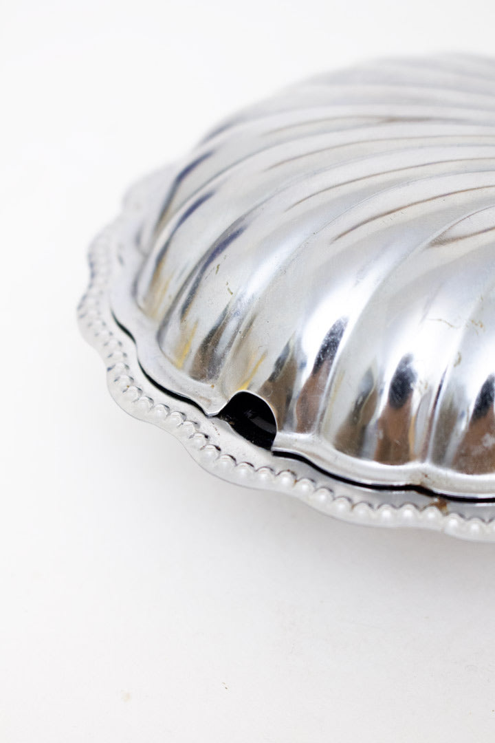 Verzilverde schelp botervloot met glazen inzetstuk