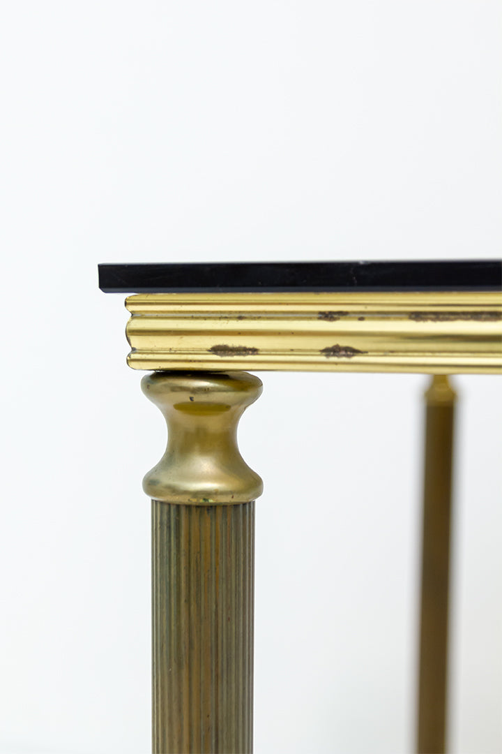Vierkante salontafel met rookglas en messing onderstel vintage