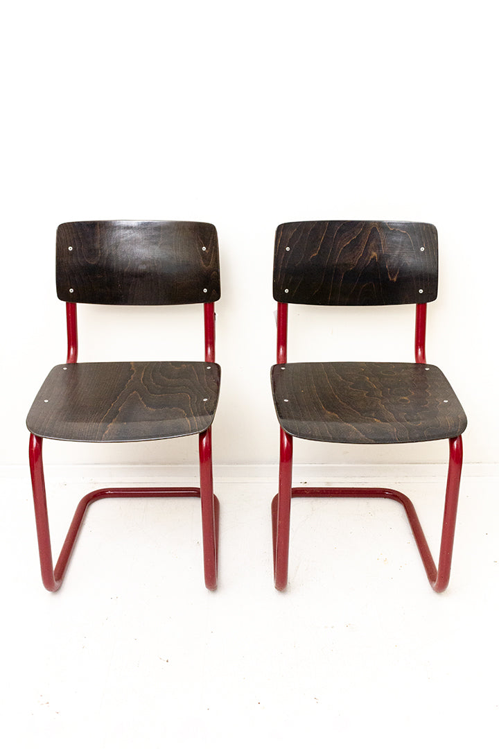 Vintage Ahrend de Cirkel schoolstoel met rood frame en houten zitting - set van 6