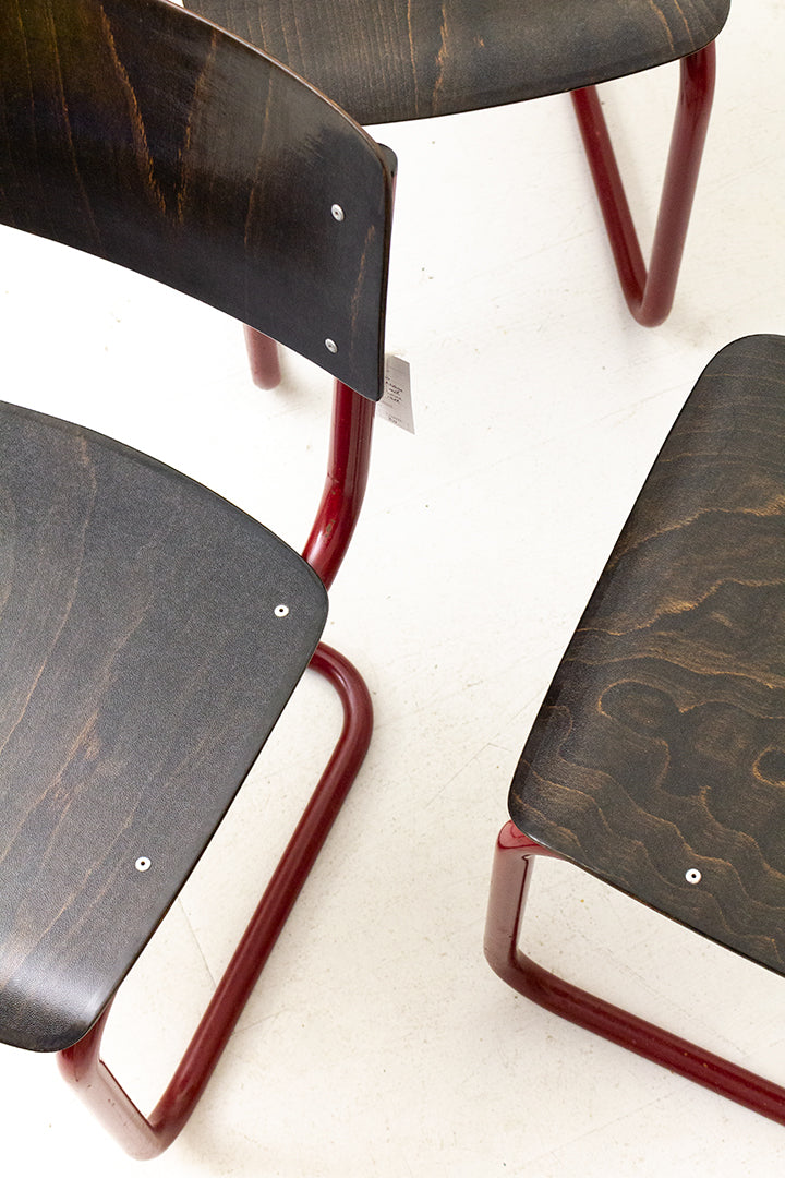 Vintage Ahrend de Cirkel schoolstoel met rood frame en houten zitting - set van 6