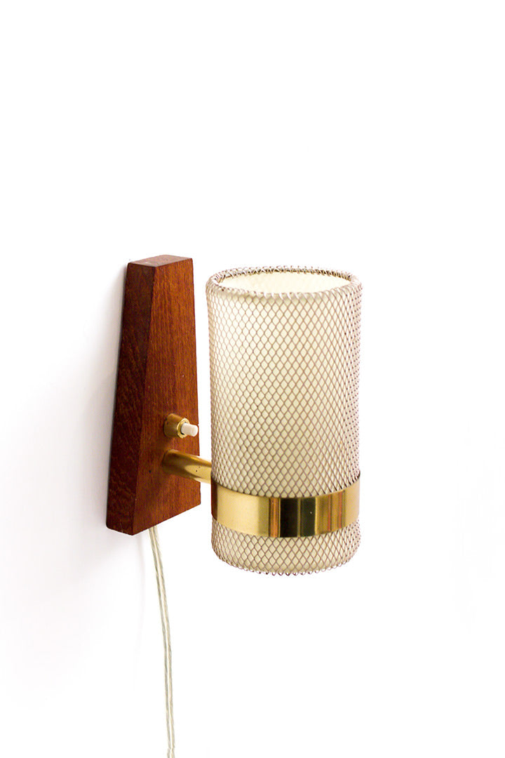 Vintage Deense wandlamp van teakhout met gaaskapje