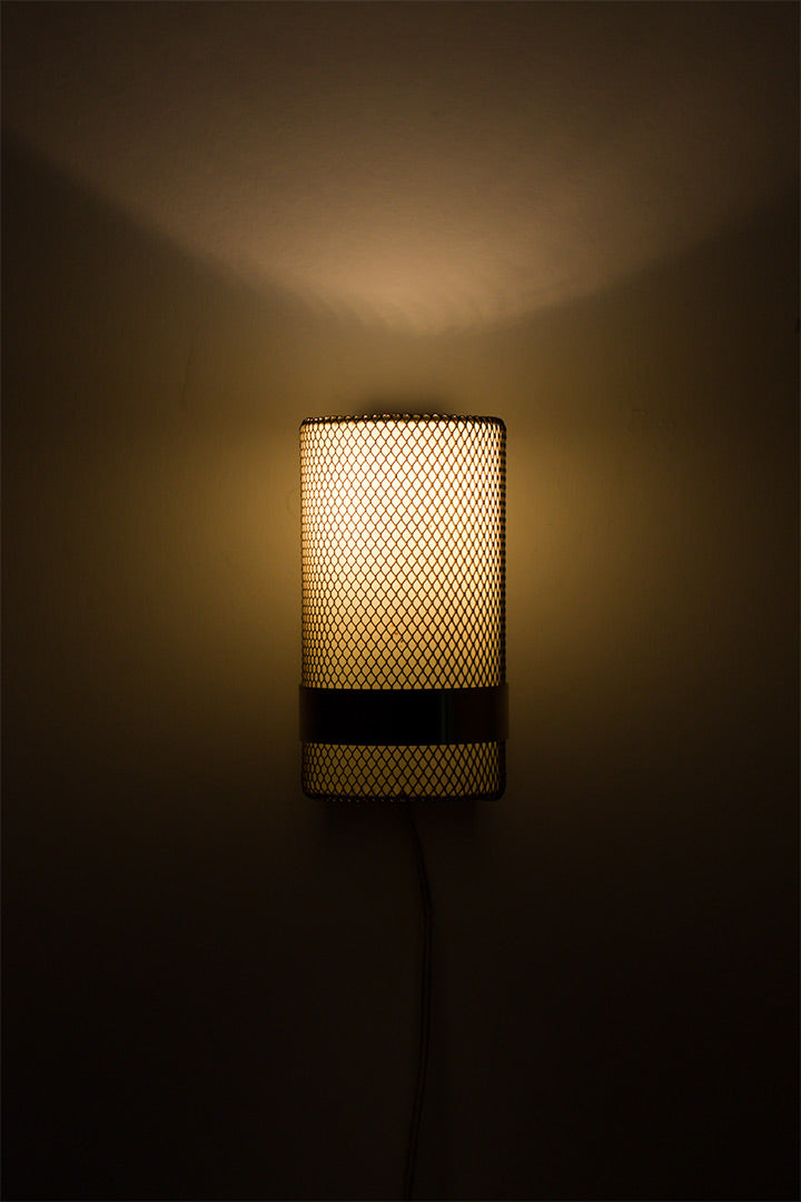 Vintage Deense wandlamp van teakhout met gaaskapje