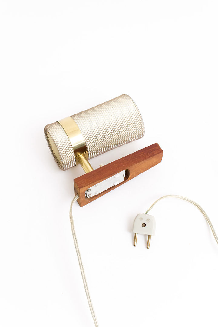 Vintage Deense wandlamp van teakhout met gaaskapje