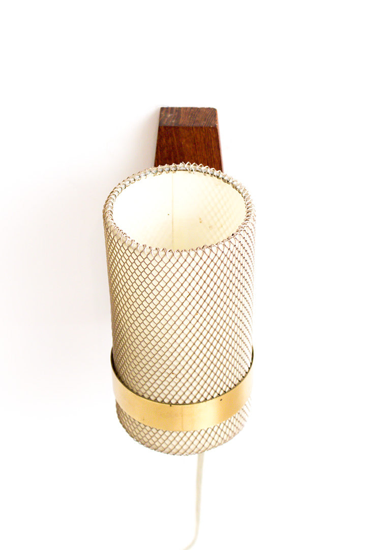 Vintage Deense wandlamp van teakhout met gaaskapje