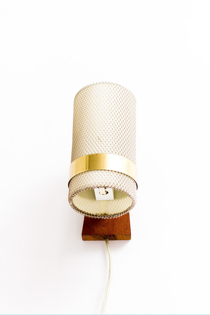Vintage Deense wandlamp van teakhout met gaaskapje