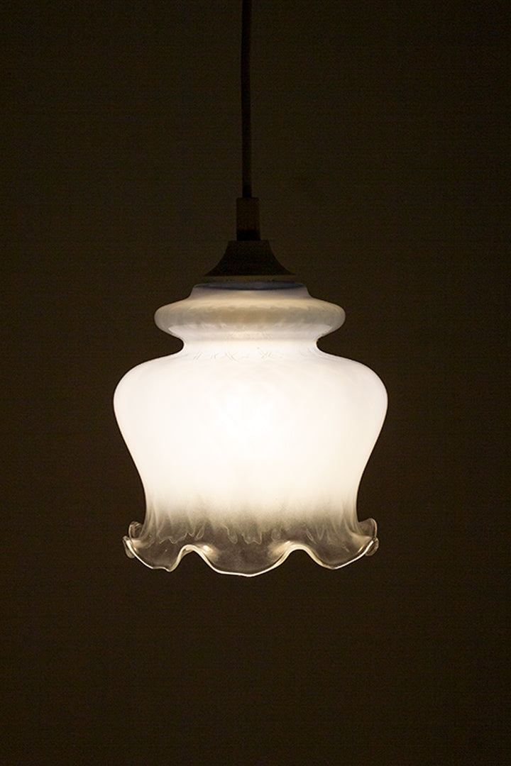 Vintage Franse hanglamp met elegante blauwe glazen kap