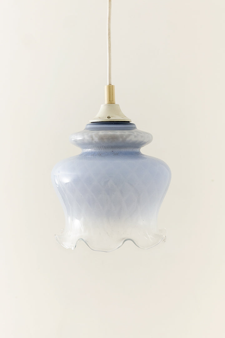 Vintage Franse hanglamp met elegante blauwe glazen kap