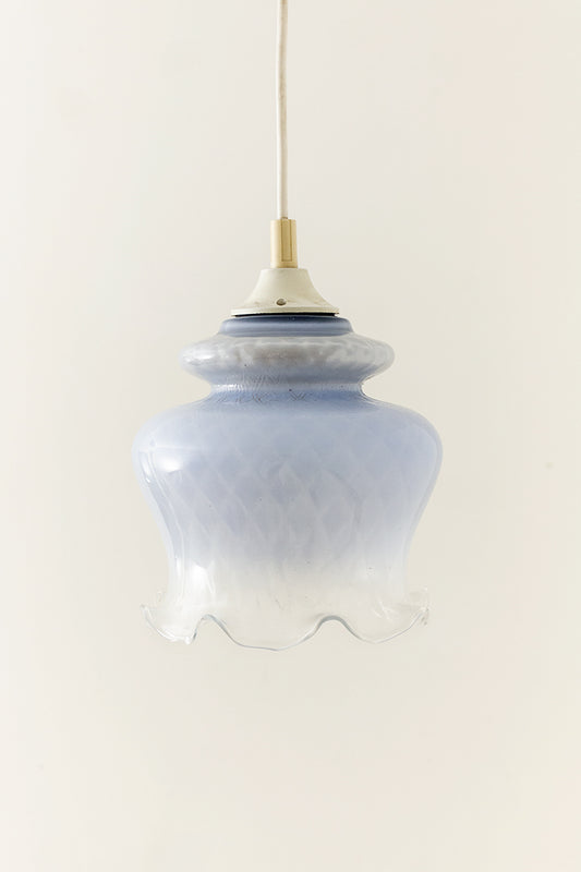 Vintage Franse hanglamp met elegante blauwe glazen kap