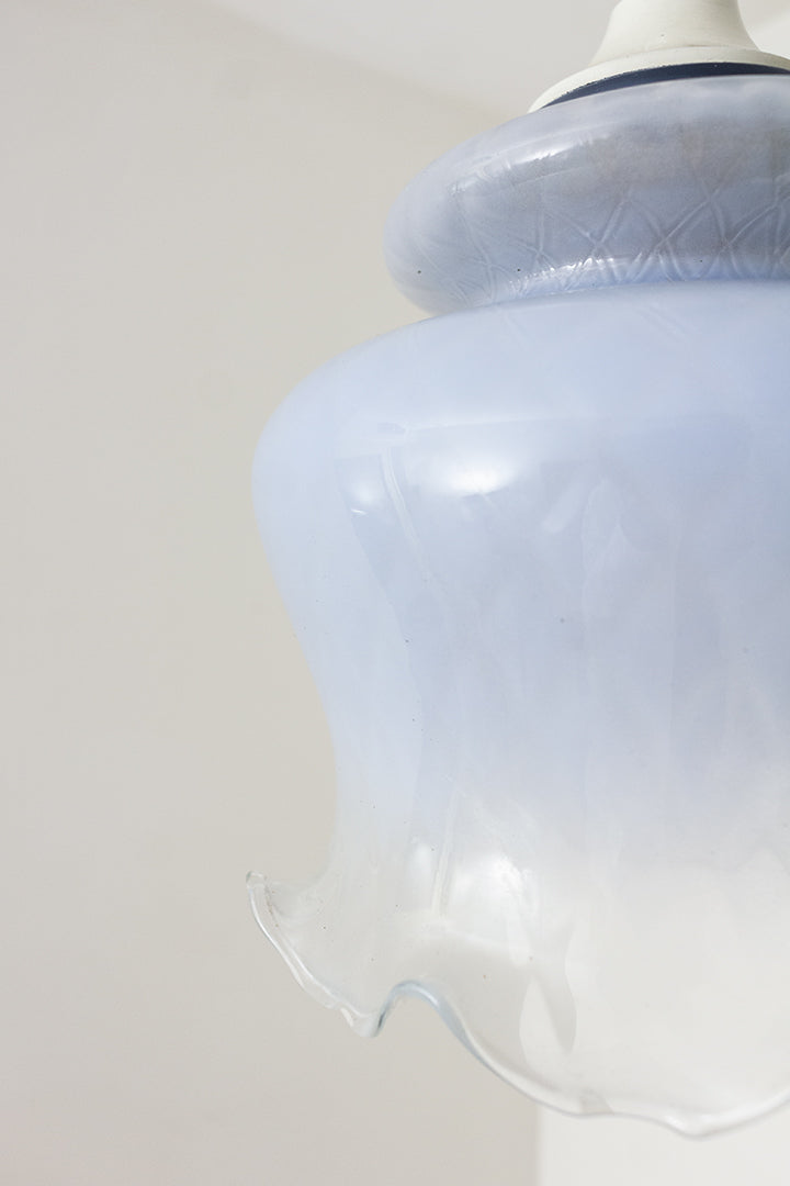 Vintage Franse hanglamp met elegante blauwe glazen kap
