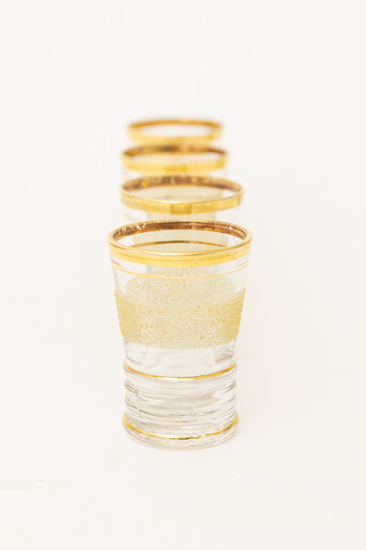 Vintage Franse karaf met 8 shotglaasjes goud gestreept