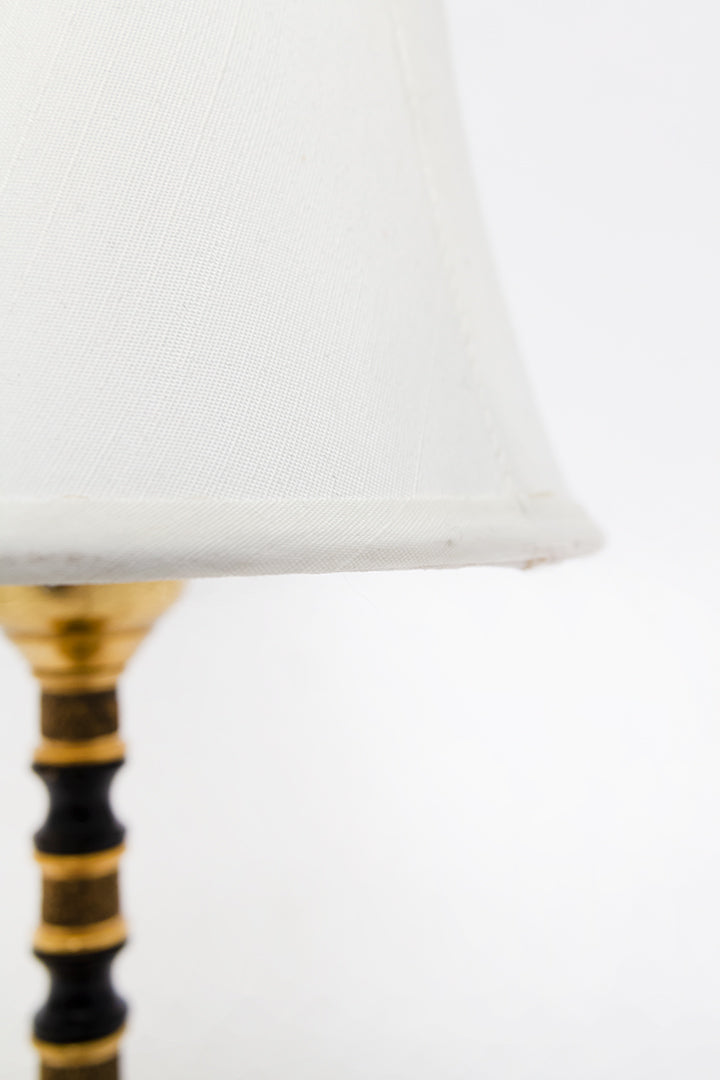 Vintage Franse tafellamp met messing voet en witte kap